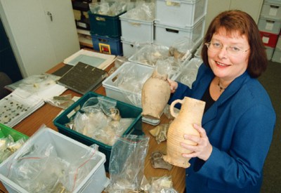Stadtarchäologin Sabine Sauer mit Grabungsfunden